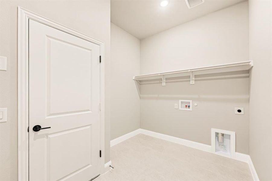 Spacious, unfurnished interior of a new home in Somerset, Venus (Image 27).