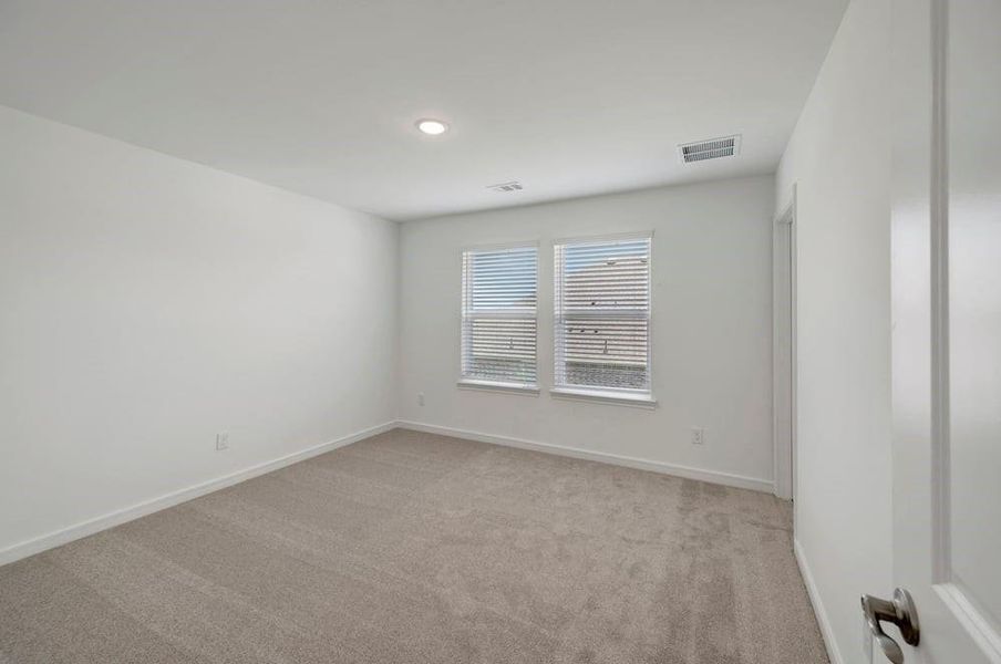 Spacious, unfurnished interior of a new home in Grand Oaks, Mont Belvieu (Image 13).