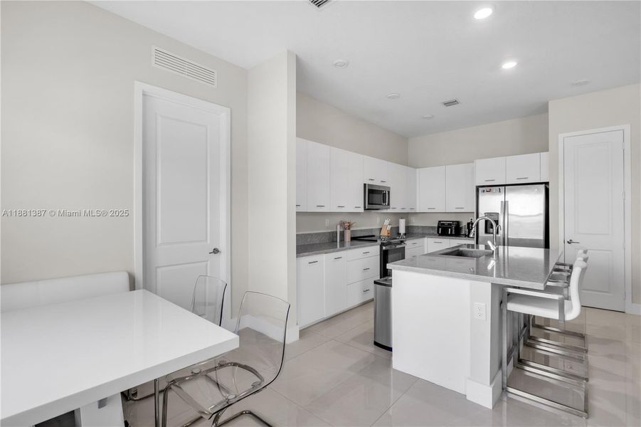 Furnished interior view inside a new home in , Miramar (Image 39).