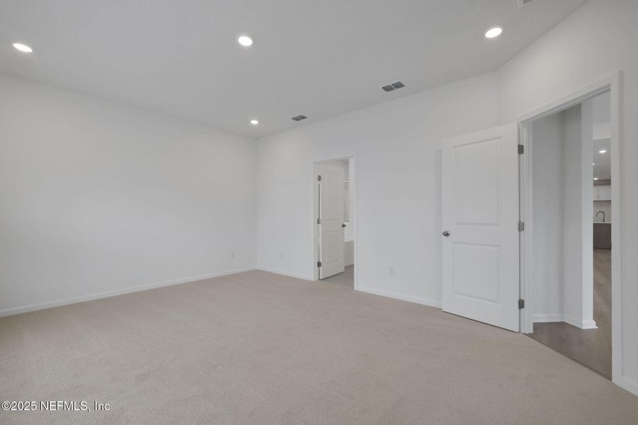 Spacious, unfurnished interior of a new home in Brook Forest, St. Augustine (Image 19).