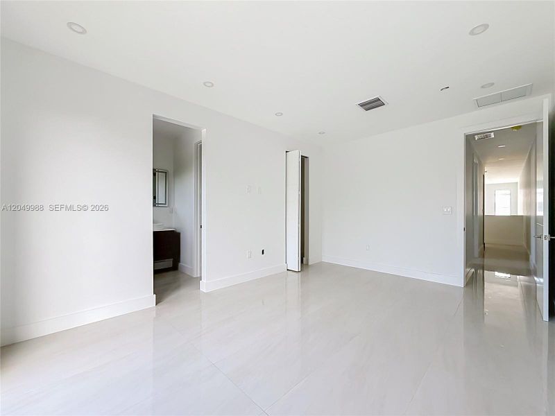 Spacious, unfurnished interior of a new home in , Miami (Image 15).