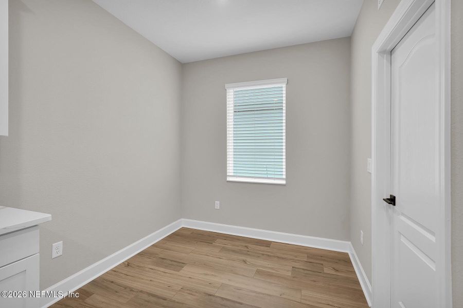 Spacious, unfurnished interior of a new home in Jennings Farm, Middleburg (Image 19).