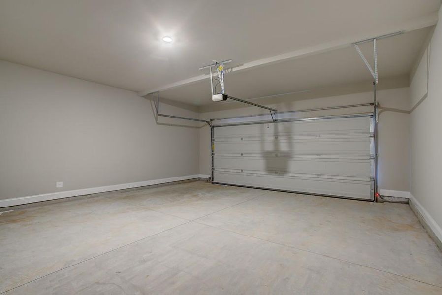 Spacious, unfurnished interior of a new home in Livingstone Park, Kennesaw (Image 20).