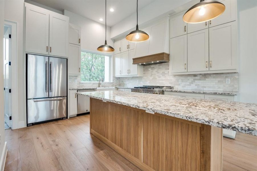 Furnished interior view inside a new home in , Grapevine (Image 14).