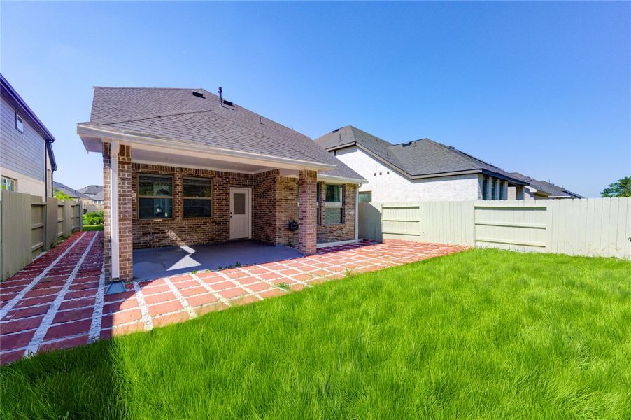 Exterior details and patio area of a home in Harper’s Preserve, Conroe (Image 22).