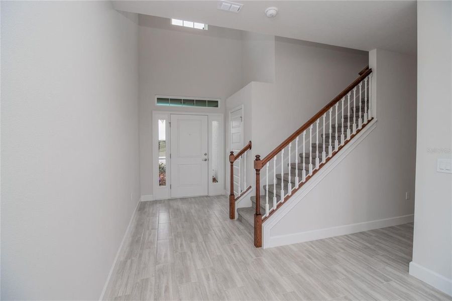 Spacious, unfurnished interior of a new home in St. John's Preserve, Palm Bay (Image 8).