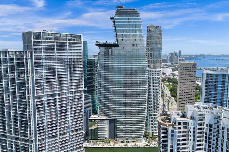 Condo located in Miami, FL showcasing its design and architecture (Image 26).
