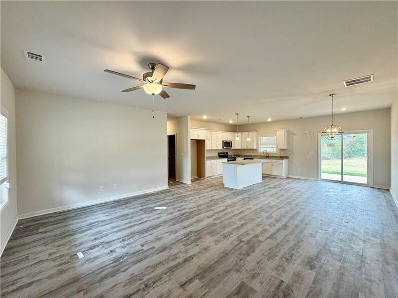 Spacious, unfurnished interior of a new home in , Eastanollee (Image 15).