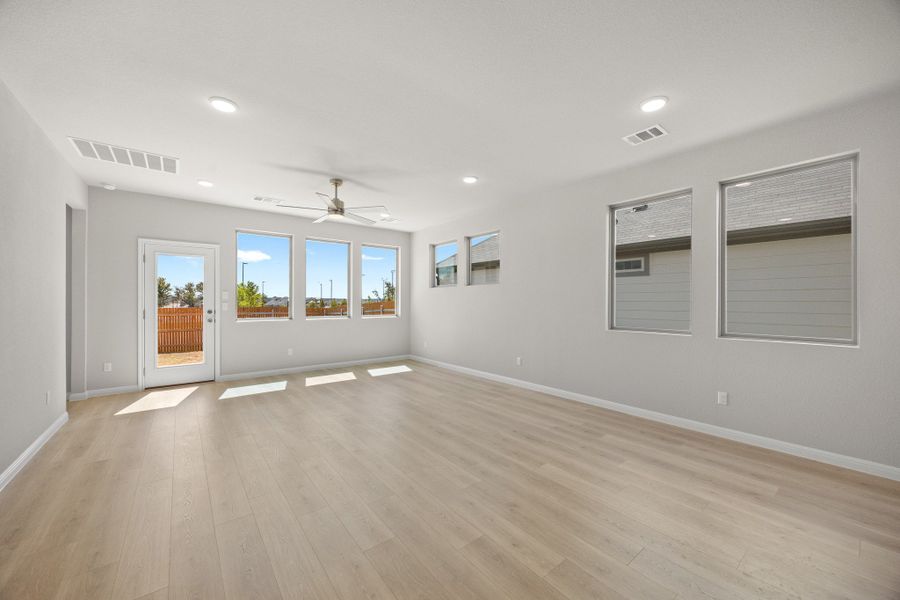 Spacious, unfurnished interior of a new home in Trinity Ranch, Elgin (Image 16).