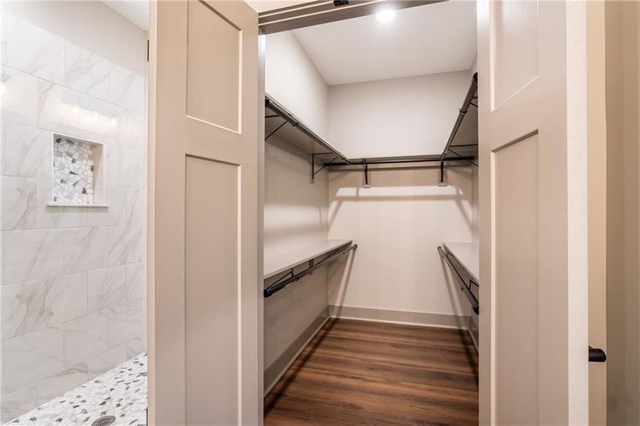 Furnished interior view inside a new home in , Jasper (Image 10).