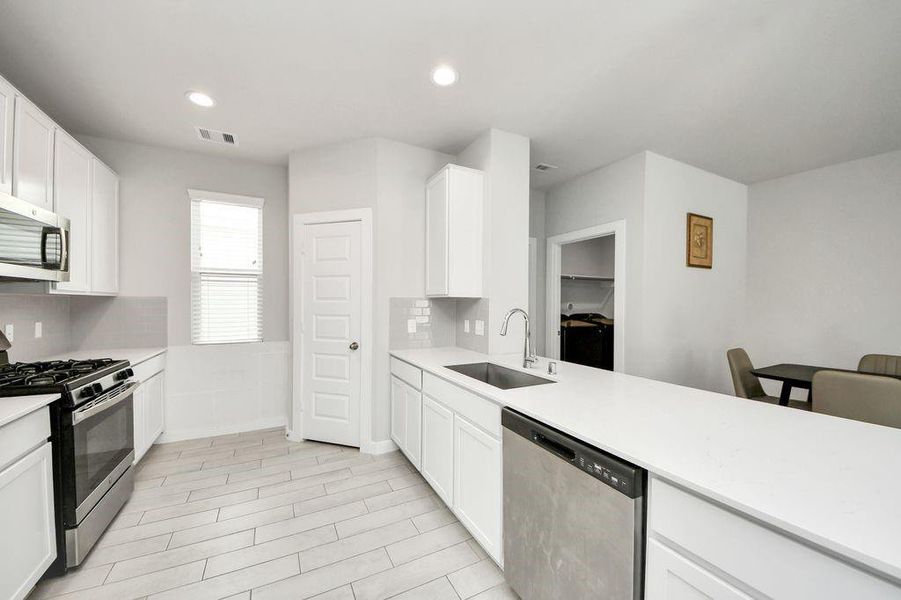 Furnished interior view inside a new home in Winfield Lakes, Fresno (Image 6).