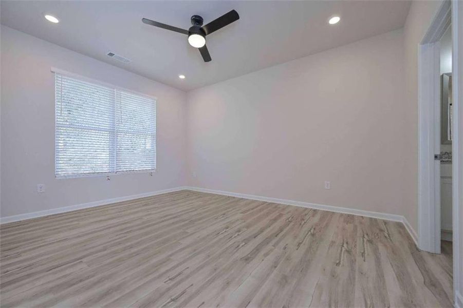 Spacious, unfurnished interior of a new home in Deer Creek, Temple (Image 14).