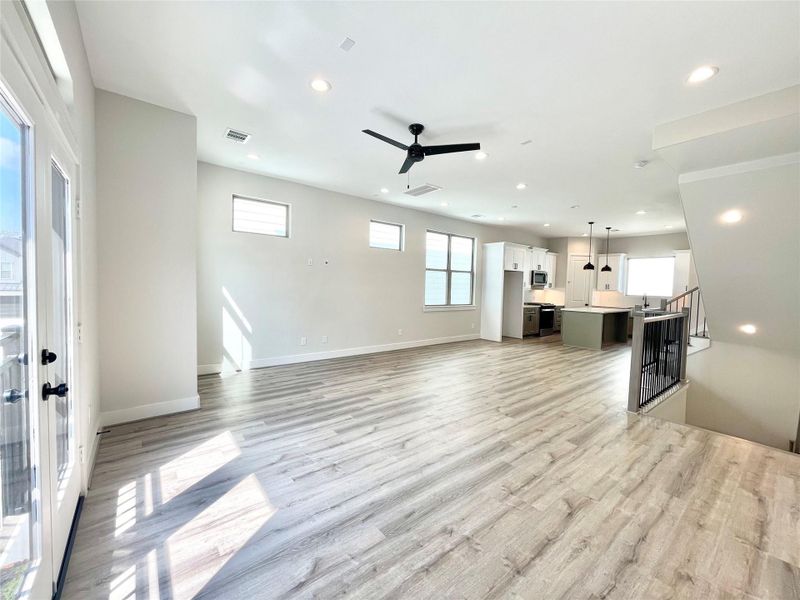 Open Space flowing into the dining area and kitchen. Open Space flowing into the dining area and kitchen.