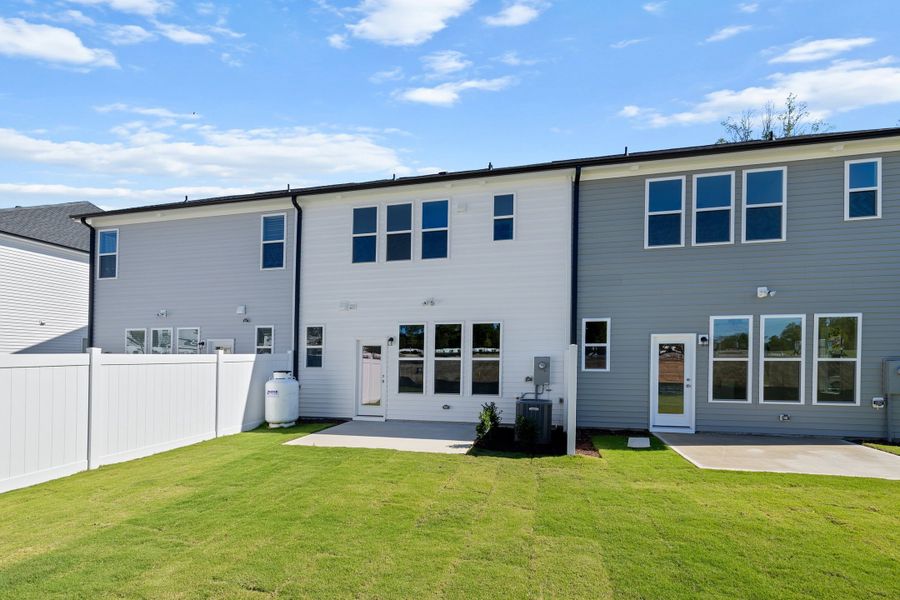 Representative exterior details of a home built from the The Hemlock by RobuckHomes in Kennebec Crossing, Angier (Image 4).
