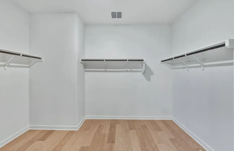 Spacious, unfurnished interior of a new home in Sunfield, Buda (Image 17).