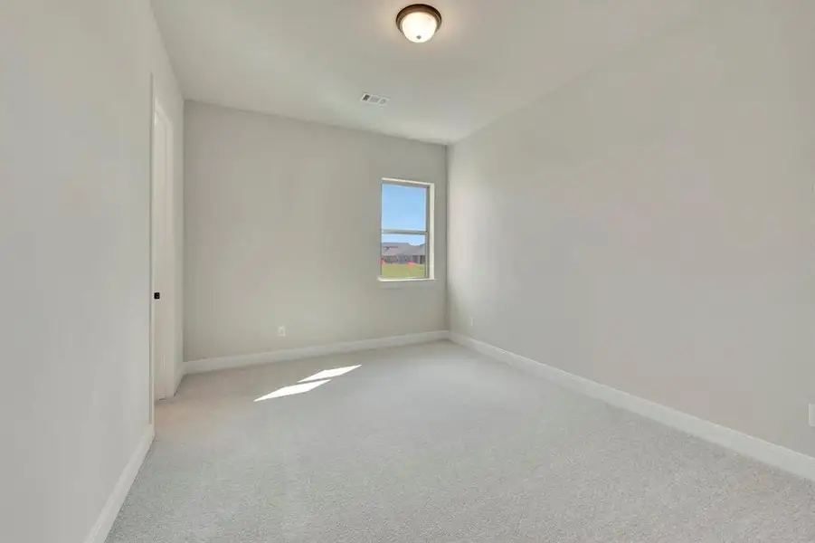 Spacious, unfurnished interior of a new home in Myrtle Creek, Waxahachie (Image 9).