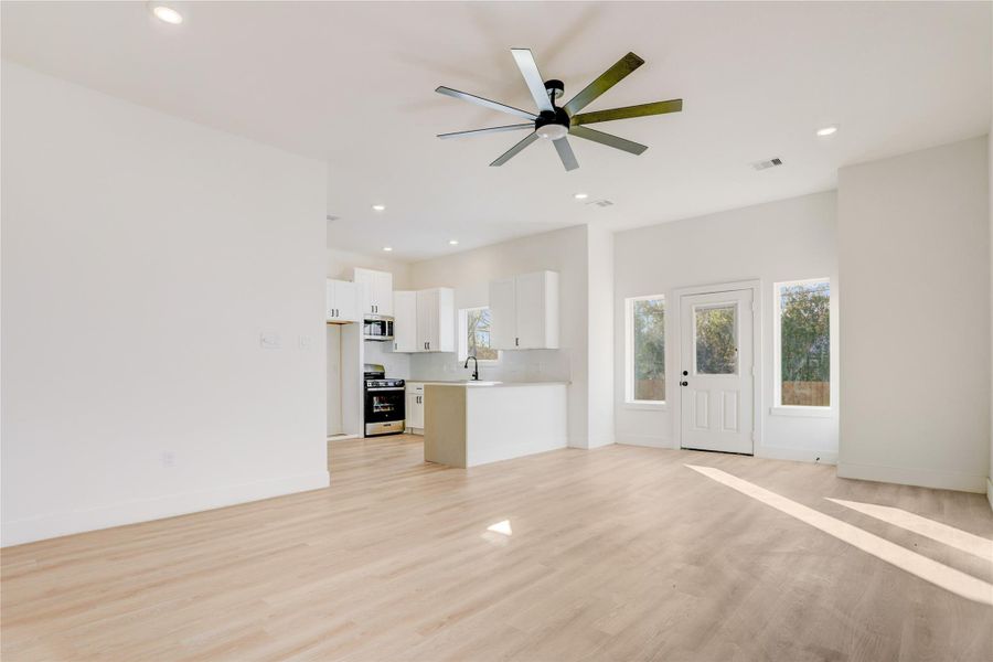 Spacious, unfurnished interior of a new home in , Houston (Image 17).