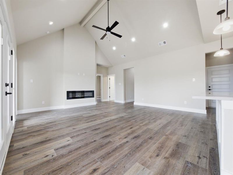 Spacious, unfurnished interior of a new home in , Grand Prairie (Image 10).