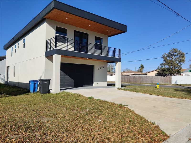 Exterior details and patio area of a home in , Tampa (Image 27).