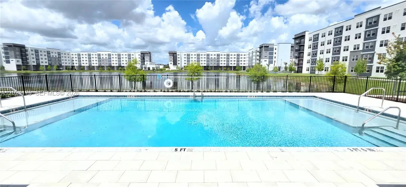 Condo located in Orlando, FL showcasing its design and architecture (Image 4).