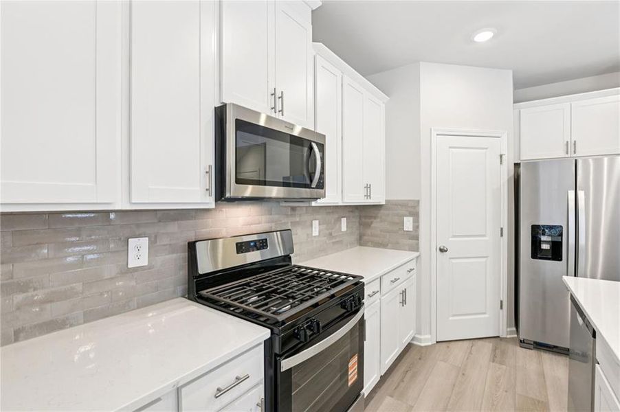 Furnished interior view inside a new home in Ivey Township, Dallas (Image 10).