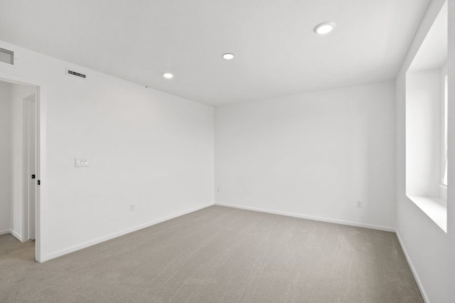 Spacious, unfurnished interior of a new home in Harvest Crossing, Aurora (Image 26).