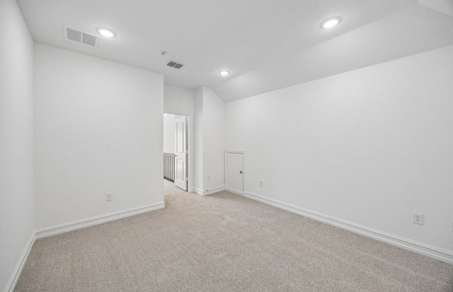 Spacious, unfurnished interior of a new home in Highland Lakes, McKinney (Image 21).
