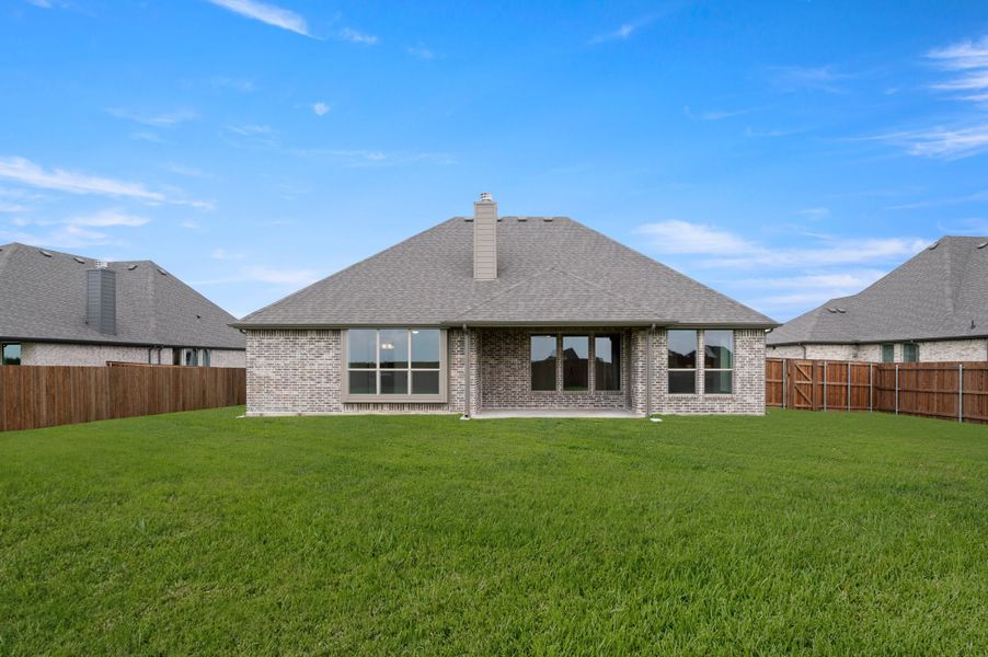 Exterior details and patio area of a home in Myrtle Creek, Waxahachie (Image 4).