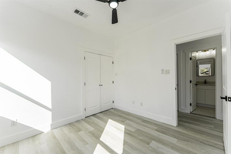 Spacious, unfurnished interior of a new home in , Sulphur Springs (Image 20).