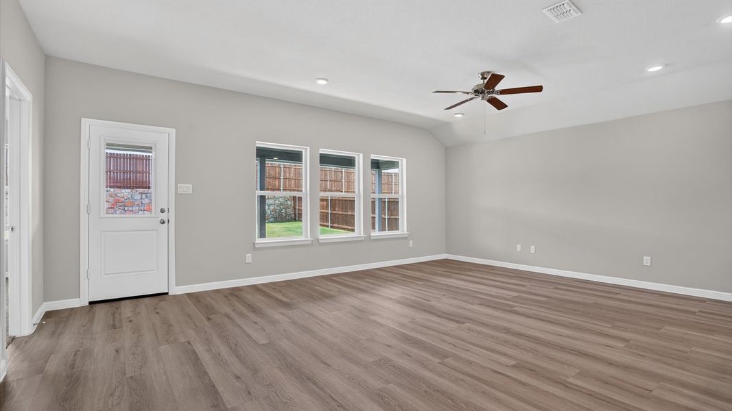 Spacious, unfurnished interior of a new home in Sandstone Estates, Granbury (Image 18).
