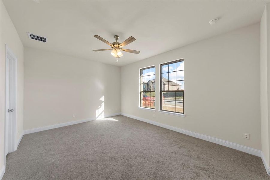 Unfurnished room featuring light carpet and ceiling fan