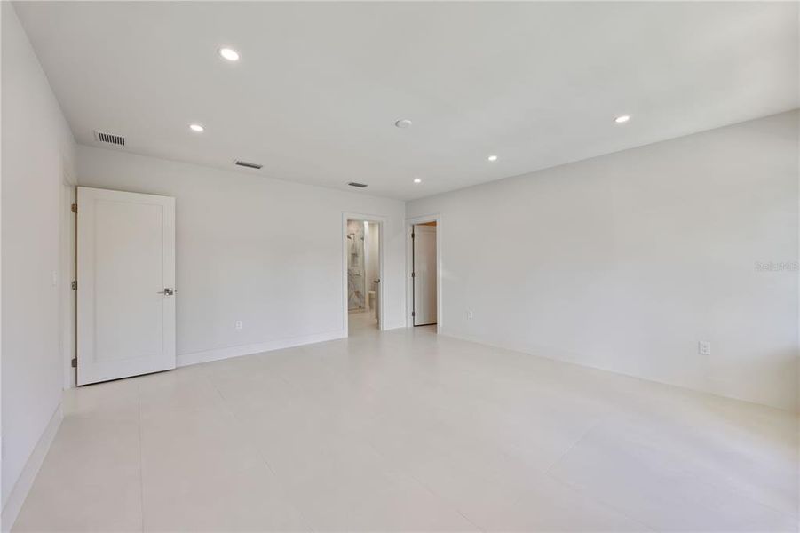 Spacious, unfurnished interior of a new home in , Sarasota (Image 78).