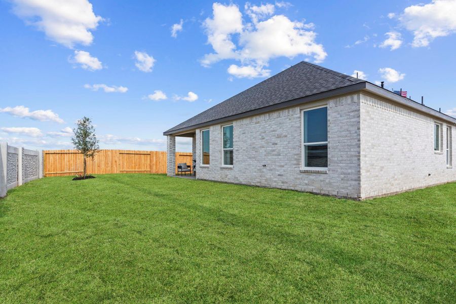 Exterior details and patio area of a home in Alexander, Pearland (Image 28).