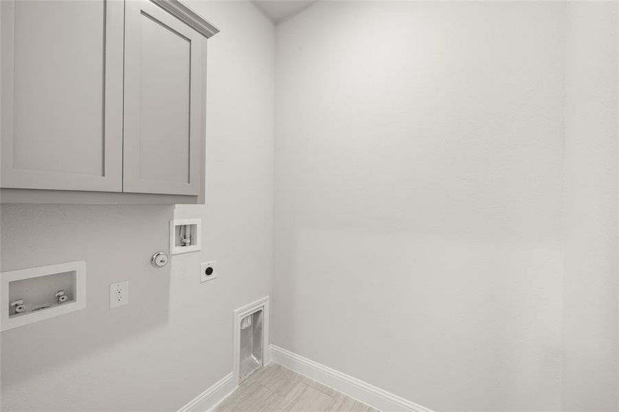 Furnished interior view inside a new home in Hidden Vistas, Burleson (Image 13). Furnished interior view inside a new home in Hidden Vistas, Burleson (Image 13).