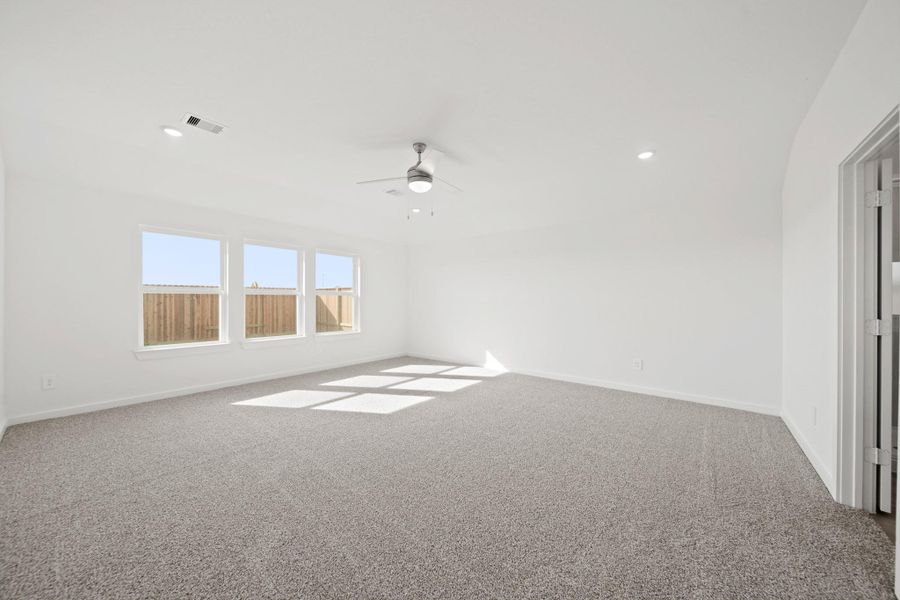 Spacious, unfurnished interior of a new home in Riverside Estates, Mont Belvieu (Image 14).