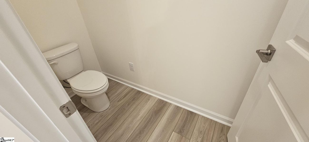 Spacious, unfurnished interior of a new home in Sedona, Greenville (Image 12).