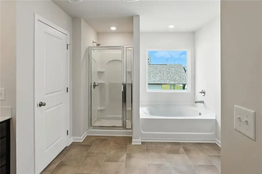 Spacious, unfurnished interior of a new home in Hampton Ridge, Jefferson (Image 16).