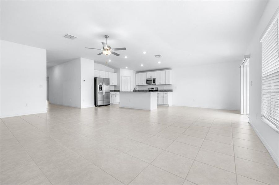 Spacious, unfurnished interior of a new home in Wind Meadows South, Bartow (Image 47). Spacious, unfurnished interior of a new home in Wind Meadows South, Bartow (Image 47).