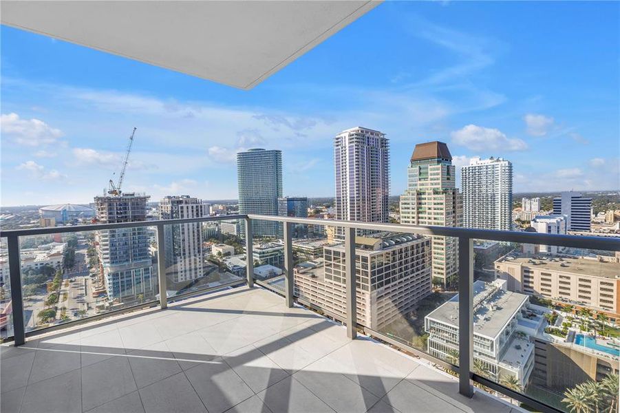 Condo located in St. Petersburg, FL showcasing its design and architecture (Image 28).