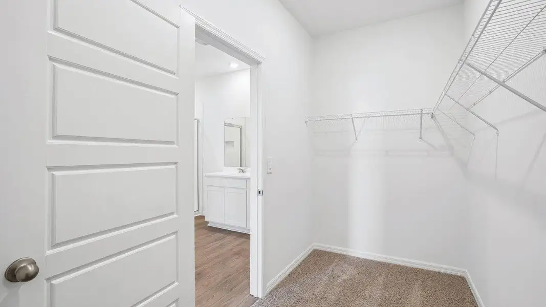Spacious, unfurnished interior of a new home in Harmony at Lake Eloise, Winter Haven (Image 29).