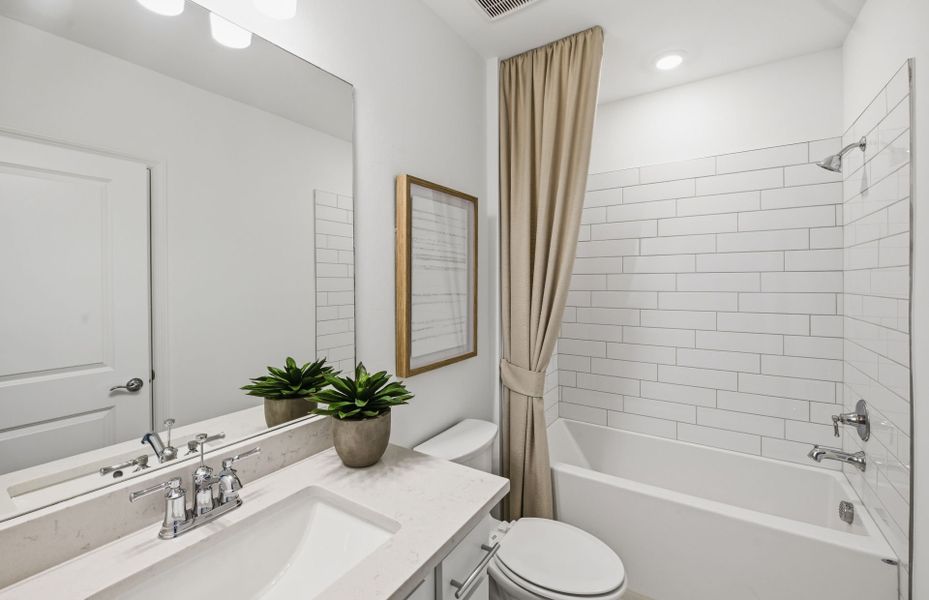 Representative furnished interior of a home built from the Mill Run by Pulte Homes in Reagan Landing, Bradenton (Image 21).