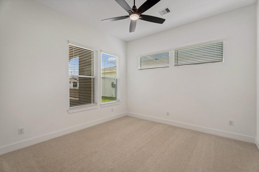 Spacious, unfurnished interior of a new home in Hallimore Ranch, Rosenberg (Image 12).