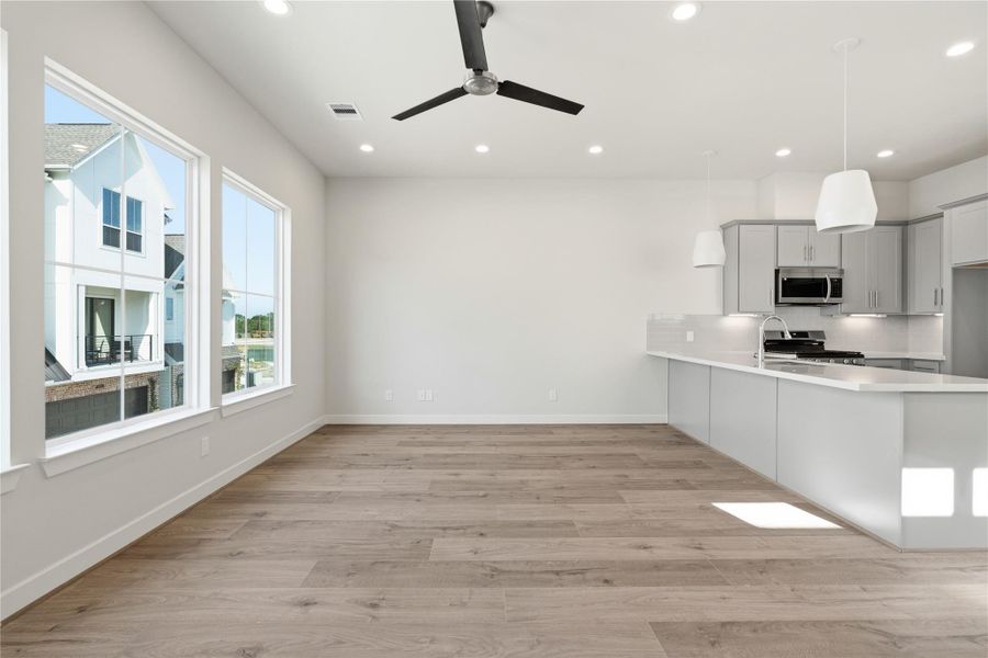 Spacious, unfurnished interior of a new home in Willowbend Point, Houston (Image 15).