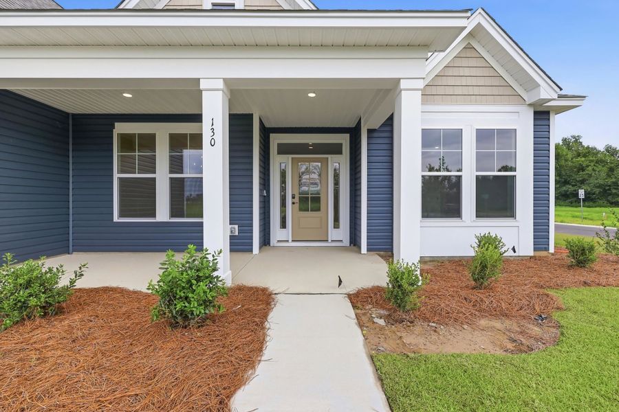 Exterior details and patio area of a home in Edgefield, Loris (Image 4).