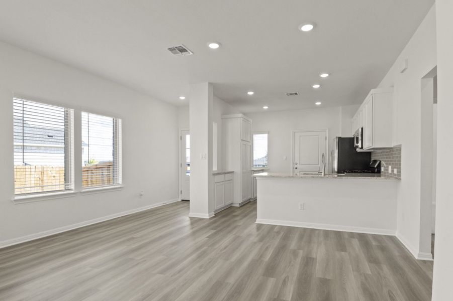 Spacious, unfurnished interior of a new home in Crosswinds, Kyle (Image 25).