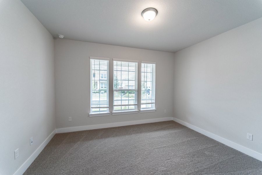 Spacious, unfurnished interior of a new home in Sunfield, Buda (Image 16).