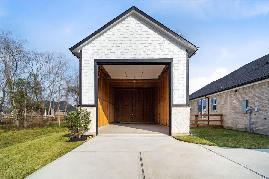 Plenty of space to park your RV, boat, additional storage, or workshop. Plenty of space to park your RV, boat, additional storage, or workshop.