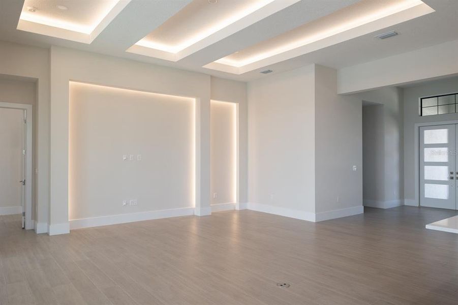 Spacious, unfurnished interior of a new home in , Sarasota (Image 9).