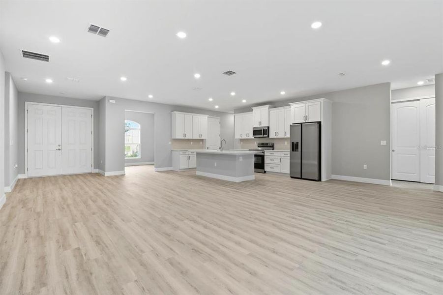 Spacious, unfurnished interior of a new home in , Homosassa (Image 14).