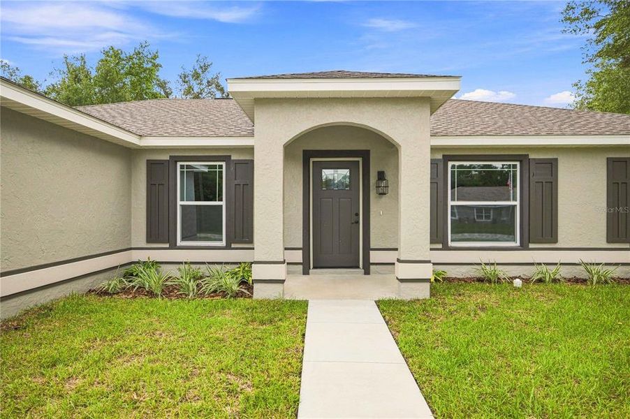 Exterior details and patio area of a home in , Dunnellon (Image 3).